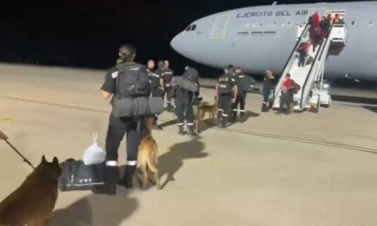 aterriza en venezuela el avion de defensa con efectivos de la ume para apoyar las labores de rescate
