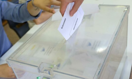 el congreso debate hoy la reforma electoral de vox para separar el voto por correo en una urna aparte