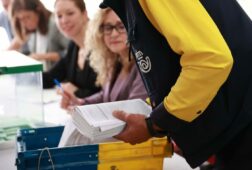el congreso tumba la reforma electoral de vox que pretendia contar los votos por correo en urnas diferenciadas