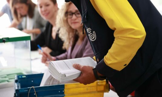 el congreso tumba la reforma electoral de vox que pretendia contar los votos por correo en urnas diferenciadas