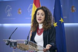 sumar pide a sanchez que saque tarjeta roja a trump en cumbre de la otan