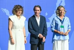 aznar apuesta por el centro politico para integrar lo que esta a la derecha de la izquierda como se hizo en 1990
