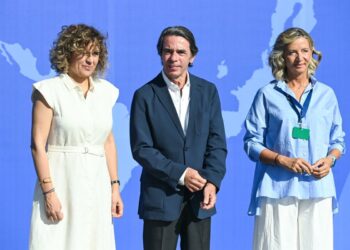 Aznar apuesta “por el centro político” para integrar lo que está “a la derecha de la izquierda” como se hizo en 1990