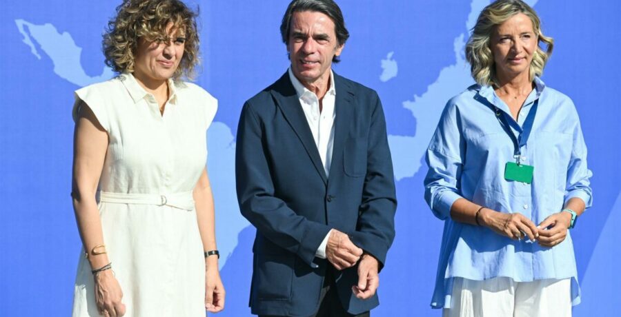 aznar apuesta por el centro politico para integrar lo que esta a la derecha de la izquierda como se hizo en 1990