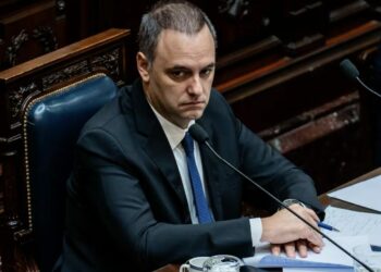 Manuel Adorni, jefe de Gabinete de Milei, renuncia tras meses de escándalos de corrupción en Argentina