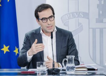 El Gobierno mejora al 2,6% el crecimiento del PIB para 2026 y eleva una décima, al 2,2%, la de 2027