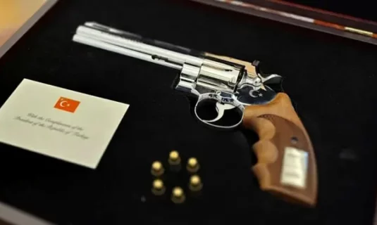 el revolver personalizado que erdogan regalo a sanchez en manos de interior para ser inutilizado