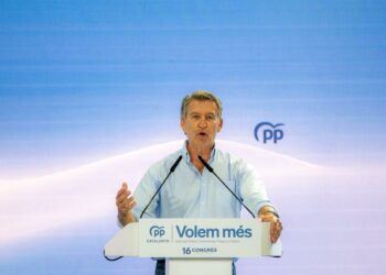 Feijóo elogia la “capacidad de diálogo” de Moreno tras el pacto para gobernar con Vox
