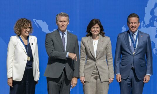 feijoo retrata a sanchez como un presidente autoritario y acusa al gobierno de agredir la democracia espanola
