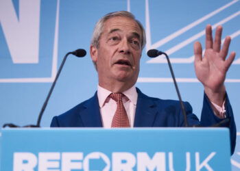 El líder ultraderechista británico Nigel Farage dimite de su escaño y fuerza elecciones