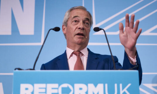 el lider ultraderechista britanico nigel farage dimite de su escano y fuerza elecciones