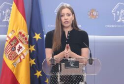 el pp acusa a zapatero de tomar el pelo a los espanoles al no aclarar las dudas sobre plus ultra y las joyas