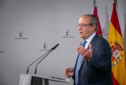 c lm exige transparencia en reforma de financiacion habla de chantaje y advierte de acuerdo ya cerrado con erc