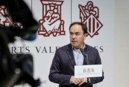 llorca defiende que los presupuestos dan estabilidad y niega que prioridad nacional sea distinguir por color de piel