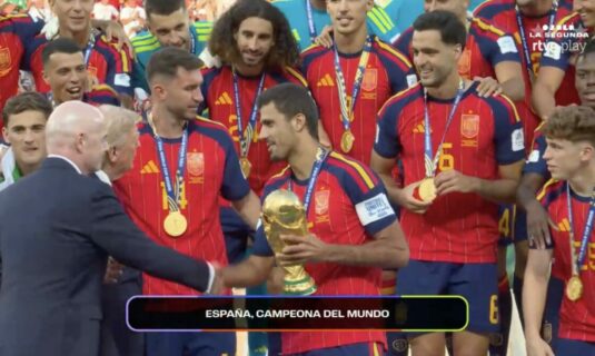 donald trump entrega a espana la copa del mundial de futbol