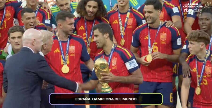 donald trump entrega a espana la copa del mundial de futbol
