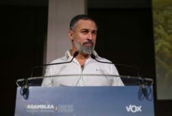 abascal recuerda que los inmigrantes regularizados competiran con los espanoles por trabajo vivienda y servicios sociales