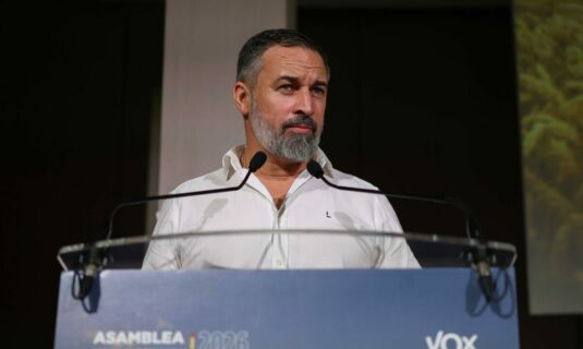 abascal recuerda que los inmigrantes regularizados competiran con los espanoles por trabajo vivienda y servicios sociales