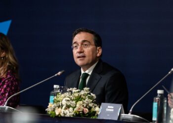 Albares trasladó al titular de Exteriores francés que la columna de Rajoy no es “el sentir mayoritario de los españoles”