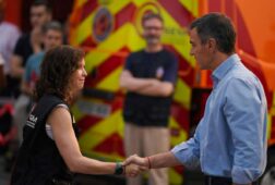 ayuso y pedro sanchez se encuentran en el puesto de mando avanzado en cenicientos para seguir la evolucion del incendio