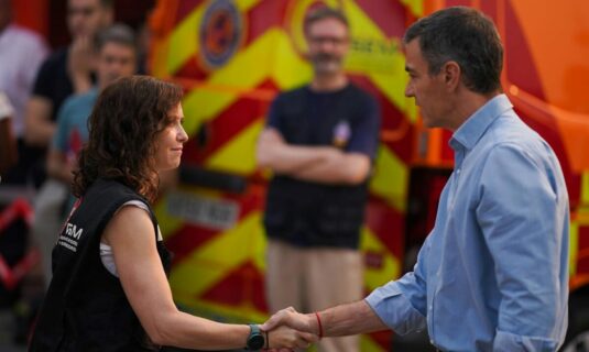 ayuso y pedro sanchez se encuentran en el puesto de mando avanzado en cenicientos para seguir la evolucion del incendio