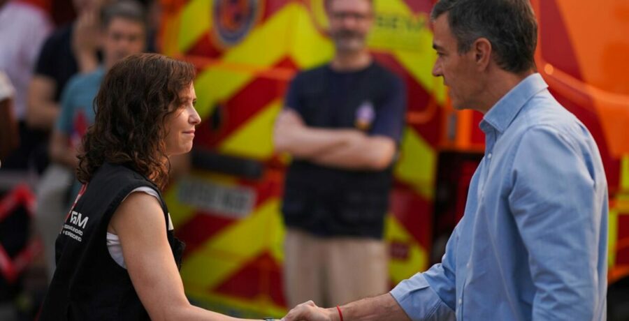 ayuso y pedro sanchez se encuentran en el puesto de mando avanzado en cenicientos para seguir la evolucion del incendio