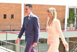 la audiencia de madrid corrige a peinado y devuelve el pasaporte a begona gomez pero mantiene el juicio con jurado