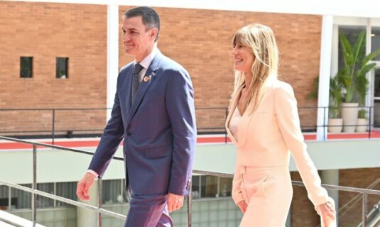 la audiencia de madrid corrige a peinado y devuelve el pasaporte a begona gomez pero mantiene el juicio con jurado