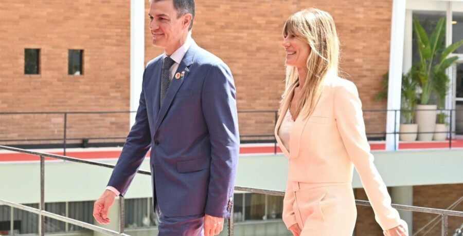 la audiencia de madrid corrige a peinado y devuelve el pasaporte a begona gomez pero mantiene el juicio con jurado