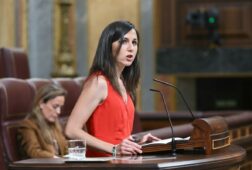 podemos insiste a sanchez y le pide aclarar si ha comprometido mas gasto militar en la cumbre de la otan