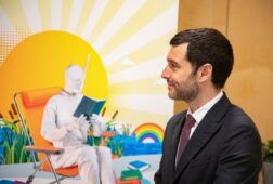bustinduy celebra el mundial de espana y lanza un dardo a trump hay metaforas que hablan por si solas