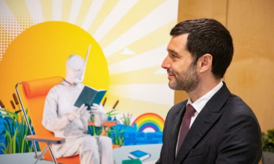 bustinduy celebra el mundial de espana y lanza un dardo a trump hay metaforas que hablan por si solas