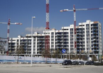 Paneles acústicos para mejorar la calidad del sonido en espacios interiores