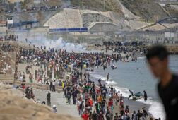 el flujo de personas entrando sin control en ceuta desde marruecos continuaba al caer la noche