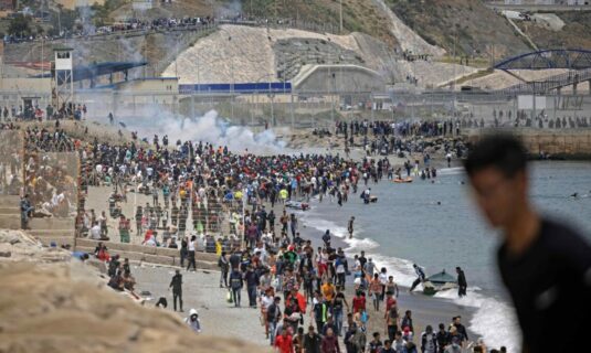 el flujo de personas entrando sin control en ceuta desde marruecos continuaba al caer la noche