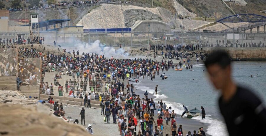 el flujo de personas entrando sin control en ceuta desde marruecos continuaba al caer la noche