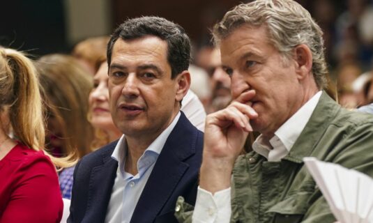 feijoo y vox dan casi por cerrado el acuerdo politico en andalucia que incluye la prioridad nacional