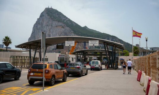 la ue y reino unido firman este martes el acuerdo sobre gibraltar que derribara la verja tras el brexit