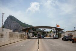 la verja de gibraltar a punto de ser historia tras su construccion por reino unido y su cierre durante anos por franco