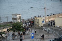 el flujo de personas entrando a ceuta desde marruecos continua a primera hora de la manana