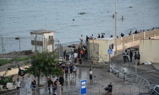 el flujo de personas entrando a ceuta desde marruecos continua a primera hora de la manana