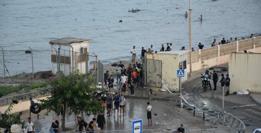 el flujo de personas entrando a ceuta desde marruecos continua a primera hora de la manana