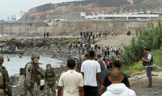 italia cierra la frontera maritima y aerea con espana en pleno choque por la crisis migratoria