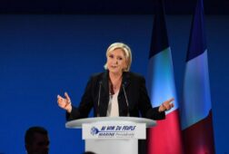 le pen acusa a espana de alentar la entrada masiva de migrantes y pide reforzar controles en francia
