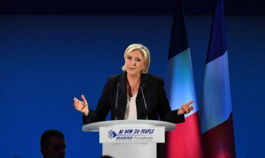 le pen acusa a espana de alentar la entrada masiva de migrantes y pide reforzar controles en francia