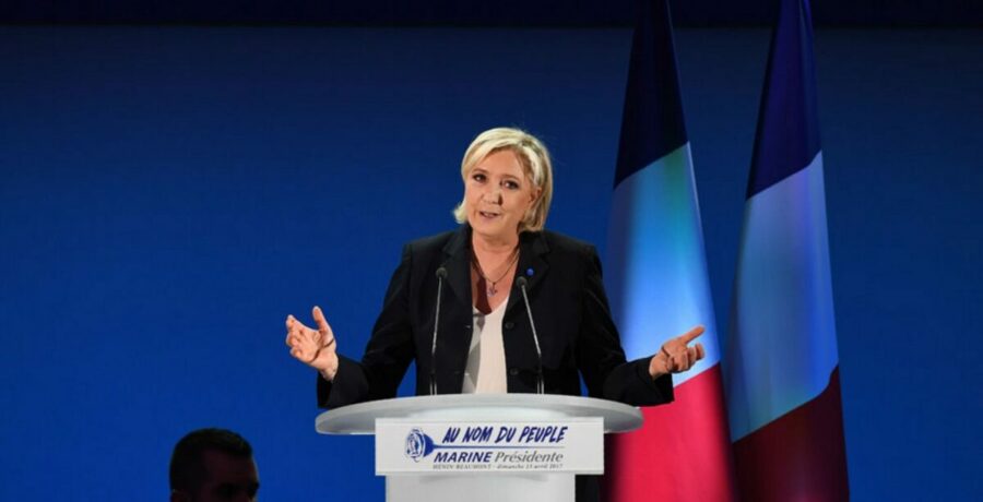 le pen acusa a espana de alentar la entrada masiva de migrantes y pide reforzar controles en francia