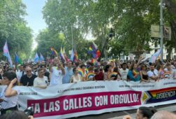 manifestacion del orgullo 2026 en madrid con redondo lopez y garcia en la cabecera