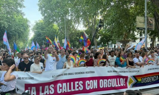manifestacion del orgullo 2026 en madrid con redondo lopez y garcia en la cabecera