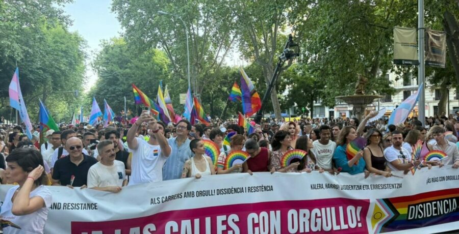 manifestacion del orgullo 2026 en madrid con redondo lopez y garcia en la cabecera