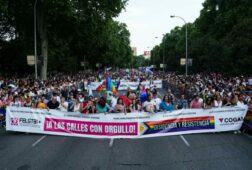 izquierda y derecha cruzan acusaciones en el orgullo por los derechos lgtbiq y la ley trans